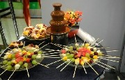 Mesa de frutas com cascata de chocolate