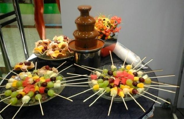Foto 1 - Mesa de frutas com cascata de chocolate